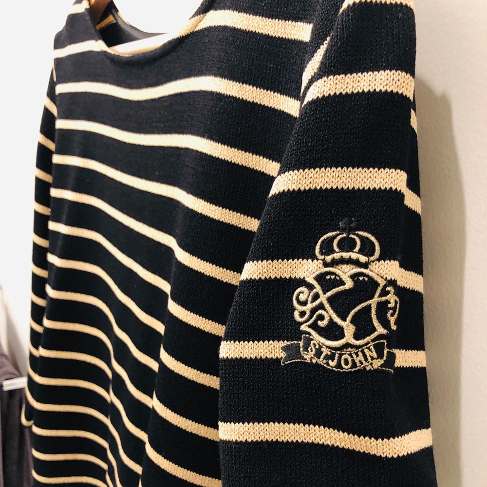Like New, St John 3/4 Sleeve Top w/crest! Small